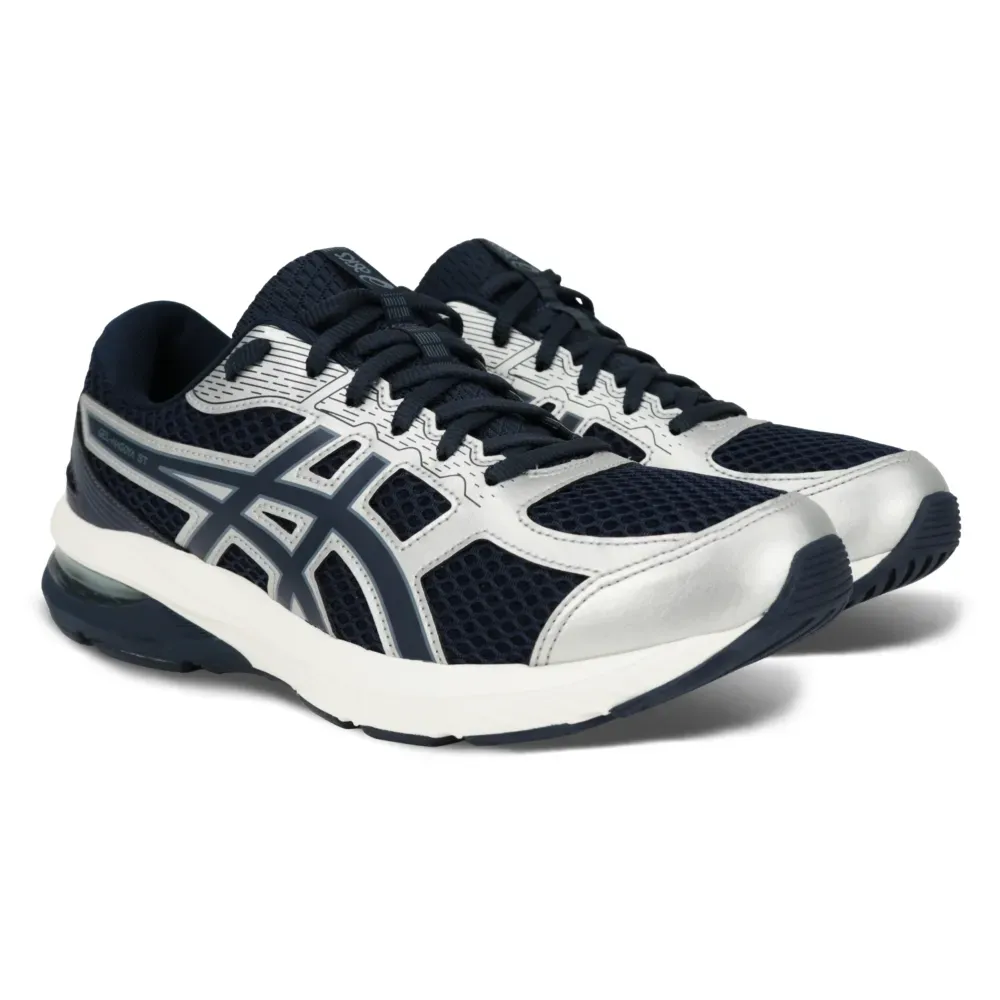 Par de tênis de corrida masculino azul marinho e cinza da ASICS mostrando a parte frontal com detalhes do logotipo e ventilação